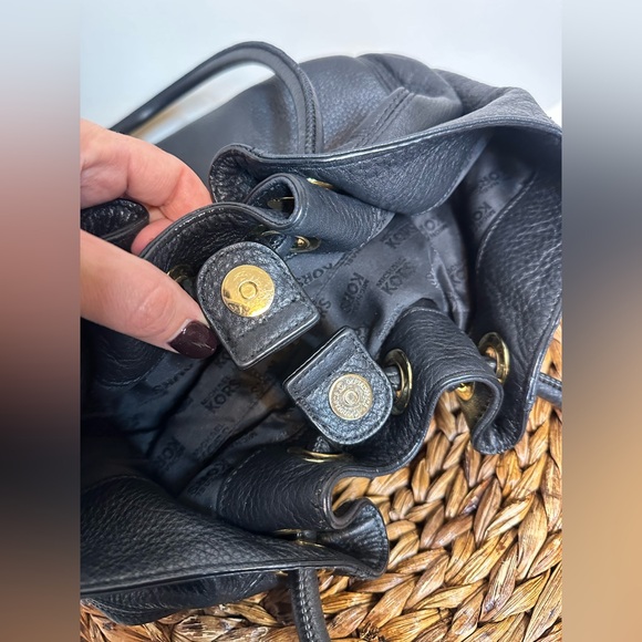 MK Michael Kors Nicole large bucket bag pebbled black leathered brass hardware - Picture 8 of 8